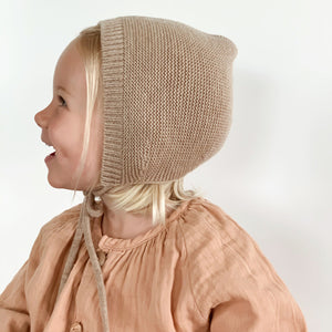 Hvid Knitted Bonnet Dolly - Sand