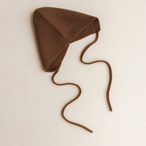 Hvid Knitted Bonnet Dolly - Chocolate