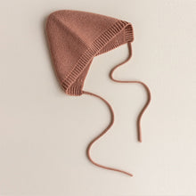 Hvid Knitted Bonnet Dolly - Terracotta