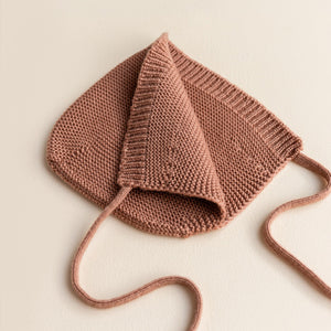 Hvid Knitted Bonnet Dolly - Terracotta