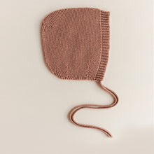 Hvid Knitted Bonnet Dolly - Terracotta