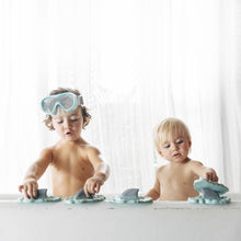 Oli & Carol Water Shark